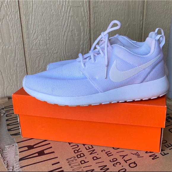 nike roshe run triple white